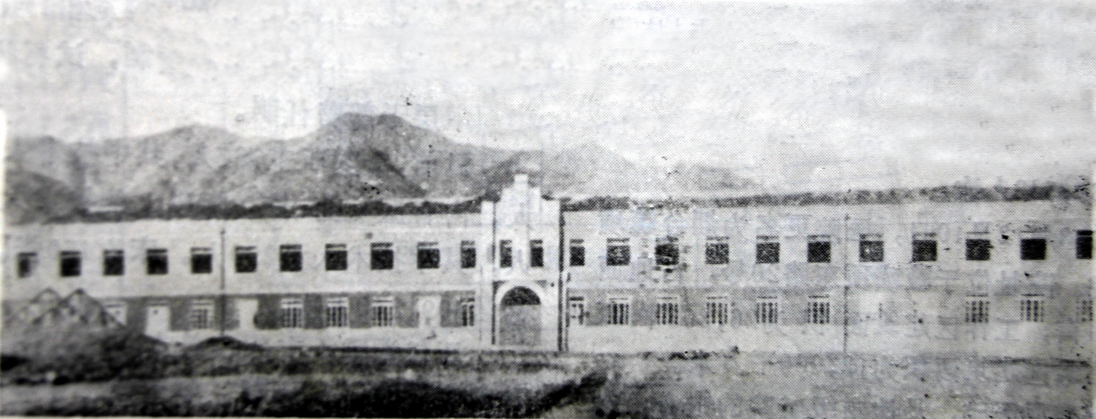 1957年7月迁至胶东国际和平医院　。1946年春，宋庆龄通过周恩来同志捐资创建胶东国际和平医院，先是借用民房，随后建一栋二层楼房，建筑面积3367平方米，座落在牙前县（栖霞市）桃村英灵山下（该图为门诊楼）